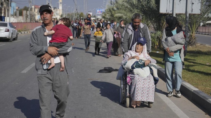 Gunbattles near major Gaza hospital while thousands flee south