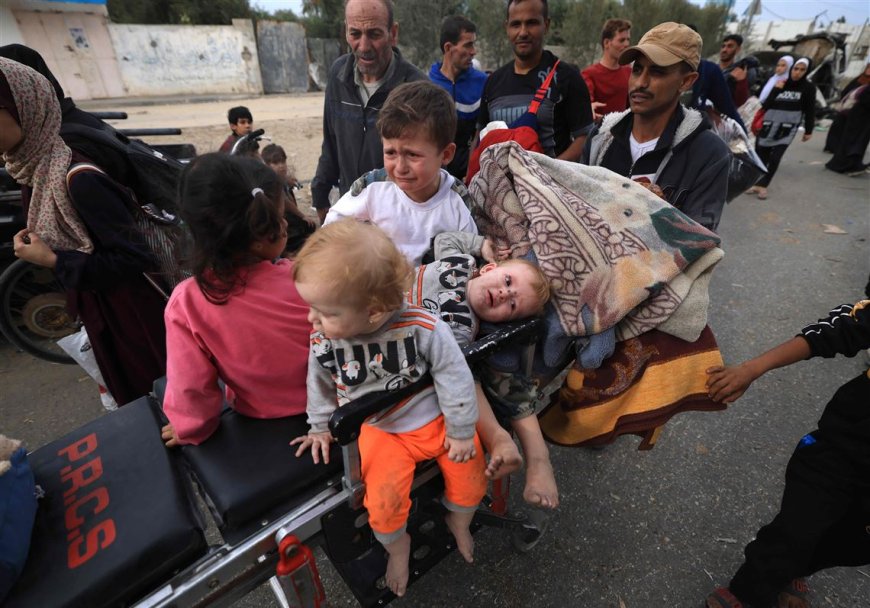 Civilians flee main Gaza hospital on foot