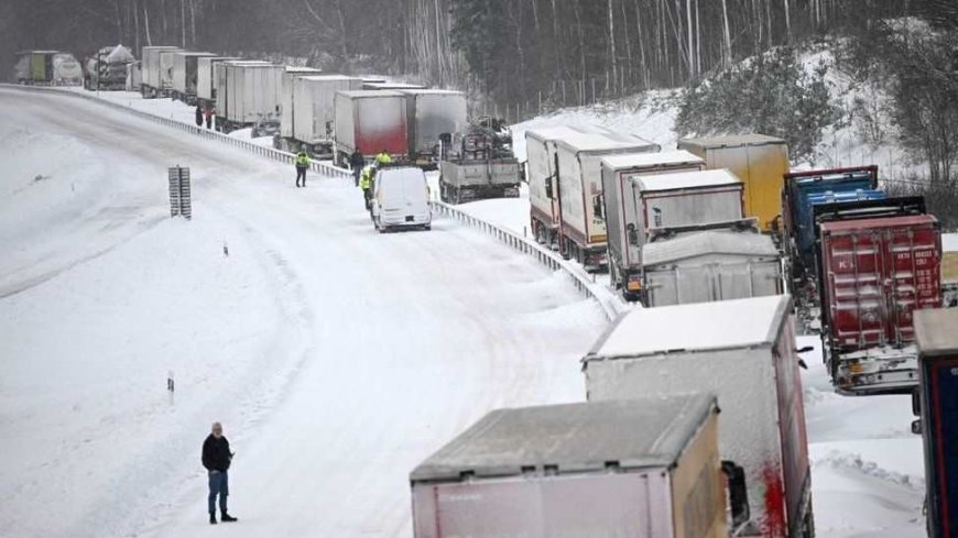 Swedish snow chaos leaves 1,000 vehicles trapped on main E22 road