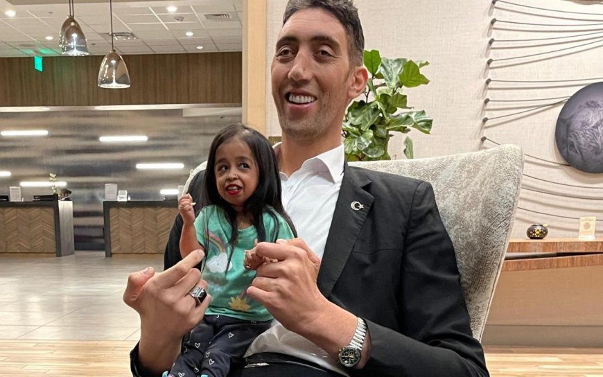 World's tallest man and smallest woman reunite