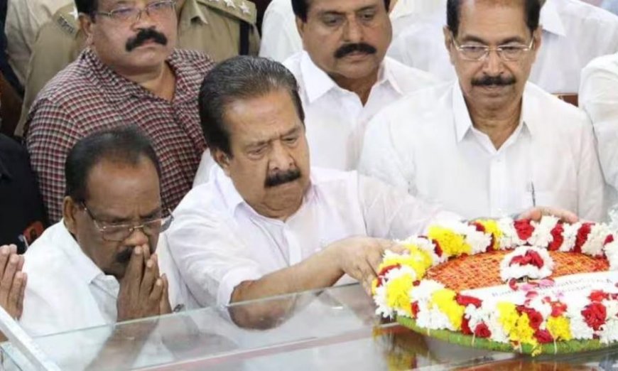 'വി എസ് എന്റെ മണ്ഡലത്തിലൂടെ കടന്നുപോകുമ്പോള് ഞാനിവിടെ വേണ്ടേ'; ഹരിപ്പാട് മണിക്കൂറുകള് കാത്തുനിന്ന് രമേശ് ചെന്നിത്തല