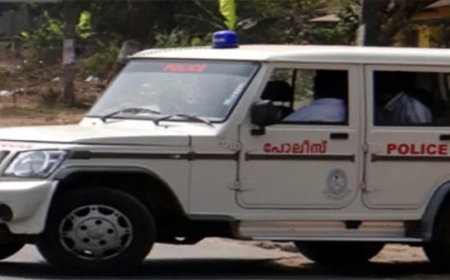 എസ് പി അര്ദ്ധരാത്രി മോശം സന്ദേശങ്ങൾ അയച്ചെന്ന് വനിതാ എസ്ഐമാര് ; എസ്ഐമാര് തനിക്കെതിരെ ഗൂഢാലോചന നടത്തിയെന്ന്  എസ്പി : പരാതിയിൽ അന്വേഷണം