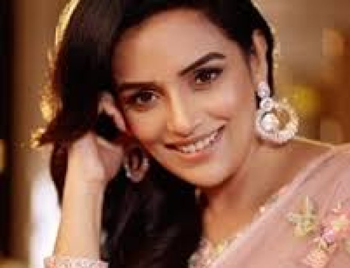 ശ്വേതാ മേനോനെതിരായ കേസിലെ തുടർനടപടികൾ തടഞ്ഞ് ഹൈക്കോടതി