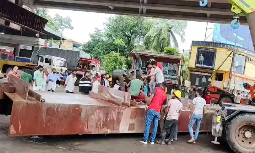 ആലപ്പുഴയിൽ ഉയരപ്പാത നിർമാണത്തിനിടെ കൂറ്റൻ ഗർഡർ നിലംപതിച്ചു; ഒഴിവായത് വൻ ദുരന്തം