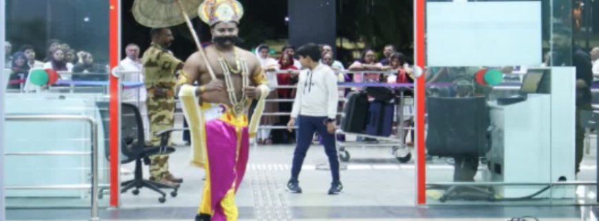 ഓണലഹരിയിൽ കേരളം ;തിരുവനന്തപുരം വിമാനത്താവളത്തിൽ യാത്രക്കാരെ സ്വീകരിക്കാന് മാവേലി