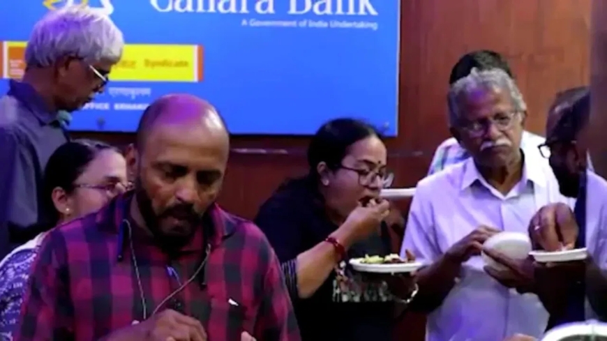 ബീഫ് നിരോധിച്ച് മാനേജര്; പിന്നാലെ ബാങ്കിന് മുന്നില് ജീവനക്കാരുടെ ബീഫ് ഫെസ്റ്റ്