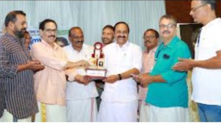 പുന്നയൂർക്കുളം സാഹിത്യ സമിതിയുടെ  പ്രഥമ ബാലാമണിയമ്മ പുരസ്കാരം  ആലങ്കോട് ലീലകൃഷ്ണന്   സമ്മാനിച്ചു