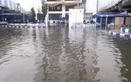 7 dead as heavy rain sinks Kolkata amid Durga Puja buzz