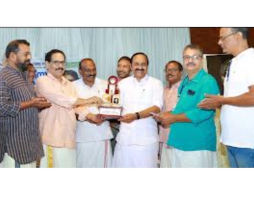പുന്നയൂർക്കുളം സാഹിത്യ സമിതിയുടെ പ്രഥമ ബാലാമണിയമ്മ പുരസ്കാരം ആലങ്കോട് ലീലകൃഷ്ണന് സമ്മാനിച്ചു