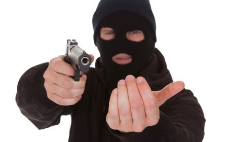 ₹80 lakh was stolen at gunpoint from steel company in Kochi