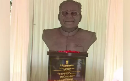 രാജ്ഭവനിൽ കെ ആർ നാരായണന്റെ പ്രതിമ അനാച്ഛാദനം ചെയ്തു