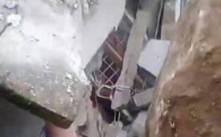 അടിമാലിയില് വീടിന് മുകളിലേക്ക് മണ്ണിടിഞ്ഞ്  രണ്ട് പേര് കുടുങ്ങിക്കിടക്കുന്നു