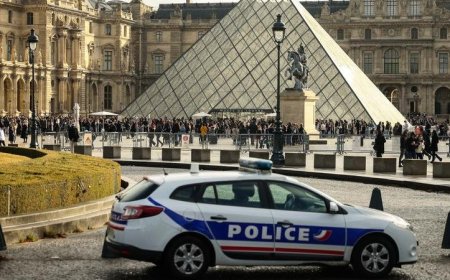 Five new suspects arrested over Louvre robbery, French radio reports