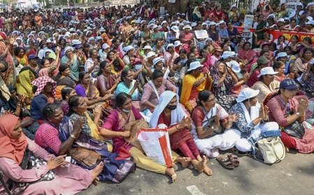 ആശമാരുടെ സെക്രട്ടറിയേറ്റ് പടിക്കലെ  രാപ്പകൽ സമരം അവസാനിപ്പിക്കുന്നു