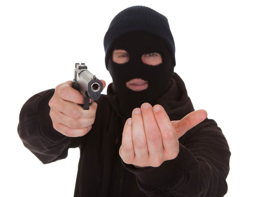 ₹80 lakh was stolen at gunpoint from steel company in Kochi