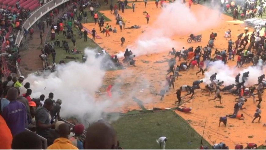 Kenya police fire shots at crowds gathered to see body of ex-PM Odinga