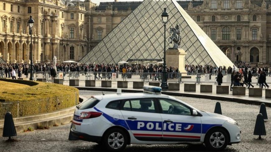 Five new suspects arrested over Louvre robbery, French radio reports
