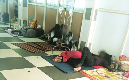 Minister defends treating patients lying on the floor