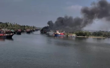 കൊല്ലം കാവനാട് മത്സ്യബന്ധന ബോട്ടുകൾക്ക് തീപിടിച്ചു; ആളപായമില്ല