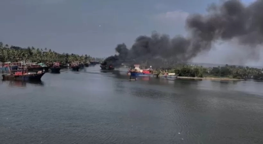 കൊല്ലം കാവനാട് മത്സ്യബന്ധന ബോട്ടുകൾക്ക് തീപിടിച്ചു; ആളപായമില്ല