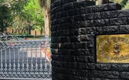 രാജ് ഭവൻ ഇനി 'ലോക് ഭവൻ'; പഴയ ബോർഡ് അഴിച്ചുമാറ്റി