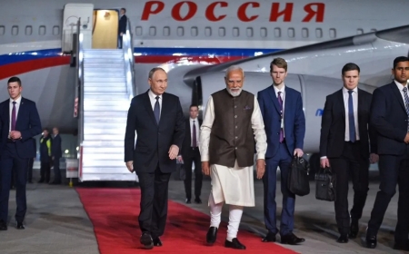 റഷ്യൻ പ്രസിഡന്‍റ് വ്ലാദിമിർ പുടിൻ ഇന്ത്യയിലെത്തി; വിമാനത്താവളത്തിലെത്തി സ്വീകരിച്ച് പ്രധാനമന്ത്രി
