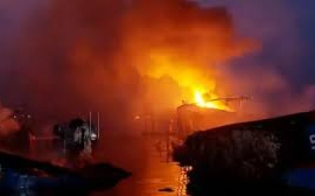 കൊല്ലത്ത് കായലിൽ കെട്ടിയിട്ടിരുന്ന ബോട്ടുകൾക്ക് തീപിടിച്ചു;  കത്തിനശിച്ചത്   പത്തോളം മത്സ്യബന്ധന ബോട്ടുകളും ചീനവലകളും