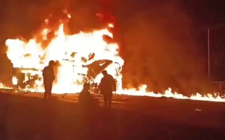 കർണാടകയിൽ ലോറിയുമായി കൂട്ടിയിടിച്ച് സ്വകാര്യ ബസിന് തീപിടിച്ചു;  പൊള്ളലേറ്റ് പത്ത് പേർക്ക് ദാരുണാന്ത്യം