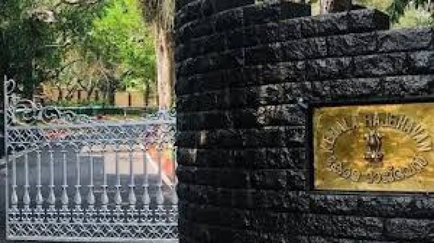 രാജ് ഭവൻ ഇനി 'ലോക് ഭവൻ'; പഴയ ബോർഡ് അഴിച്ചുമാറ്റി