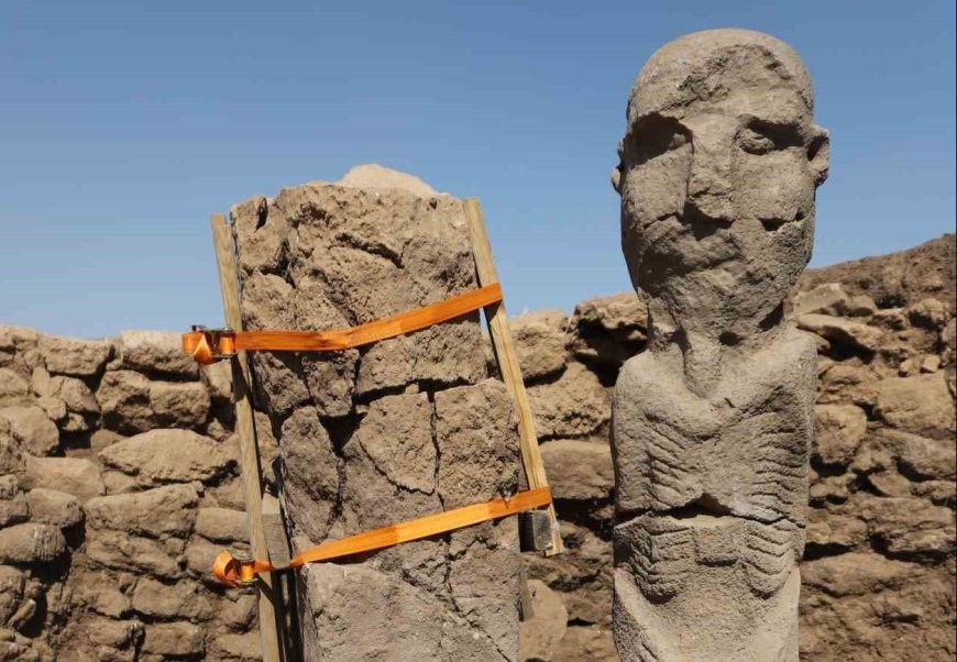 Archaeologists find a life-size human statue hidden 12,000 years ago