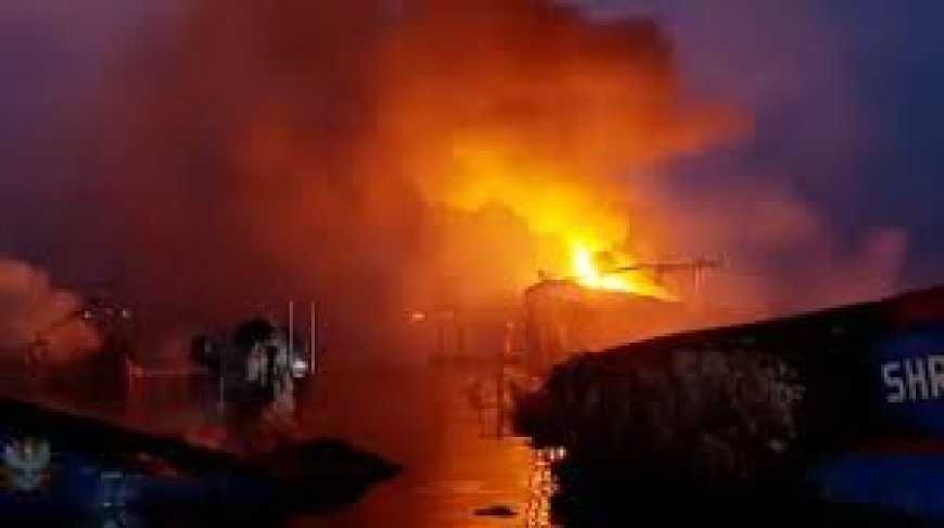 കൊല്ലത്ത് കായലിൽ കെട്ടിയിട്ടിരുന്ന ബോട്ടുകൾക്ക് തീപിടിച്ചു;  കത്തിനശിച്ചത്   പത്തോളം മത്സ്യബന്ധന ബോട്ടുകളും ചീനവലകളും