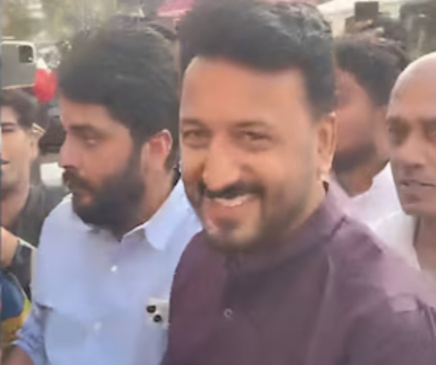 പതിനഞ്ചാം ദിവസം ഒളിവുജീവിതം അവസാനിപ്പിച്ച് രാഹുൽ മാങ്കൂട്ടത്തിൽ; പാലക്കാടെത്തി വോട്ട് ചെയ്തു