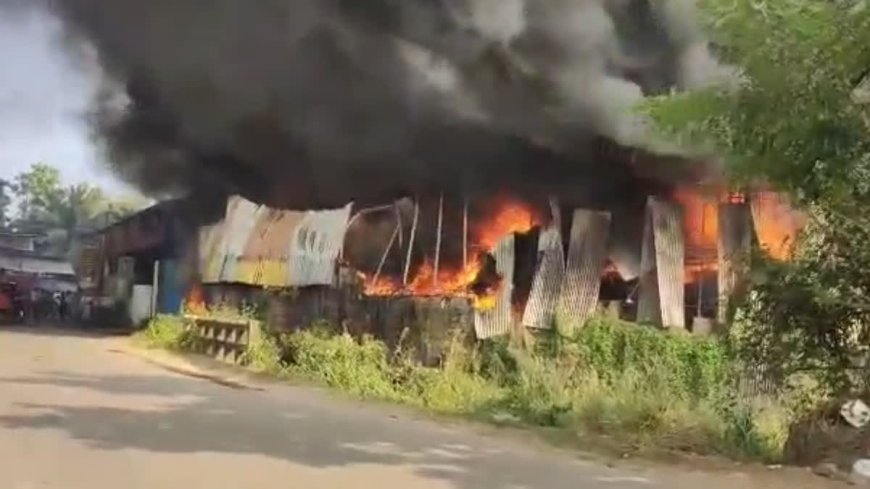 തലശ്ശേരിയിൽ  ഇൻഡസ്ട്രിയൽ എസ്റ്റേറ്റിൽ  വൻ തീപിടിത്തം;  പ്ലാസ്റ്റിക് കമ്പനി കത്തുന്നു