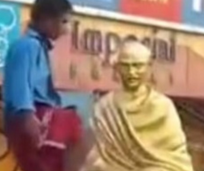 മദ്യപിച്ച് ലക്കുകെട്ട് ഗാന്ധി   പ്രതിമയുടെ ചെകിട്ടത്തടിച്ച യുവാവ് പിടിയിൽ