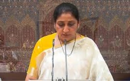 മഹാരാഷ്ട്രയുടെ ആദ്യ വനിതാ ഉപമുഖ്യമന്ത്രിയായി സുനേത്ര പവാർ സത്യപ്രതിജ്ഞ ചെയ്തു