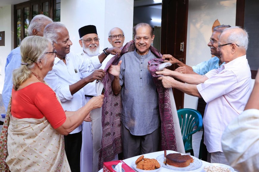ഗ്ലോബൽ മലയാളി സമൂഹത്തിന് നൽകിയ  സംഭാവനകൾ: ആൻഡ്രൂ പാപ്പച്ചനെ സി.എം.എസ്. കോളേജിലെ  സഹപാഠികളും അധ്യാപകരും ആദരിച്ചു