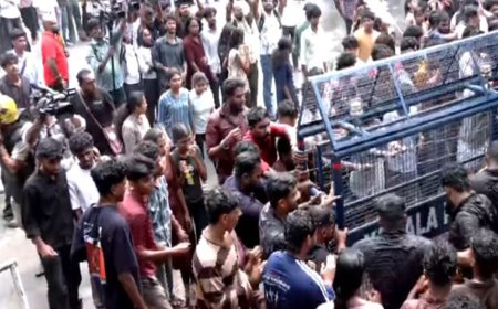 Clashes break out at SFI protest at Kerala University headquarters