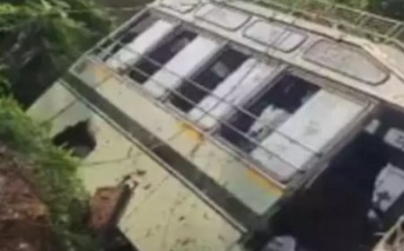 നെയ്യാറ്റിന്‍കരയില്‍ സ്‌കൂള്‍ ബസ് കനാലിലേക്ക് മറിഞ്ഞ് 15 കുട്ടികള്‍ക്ക് പരിക്ക്