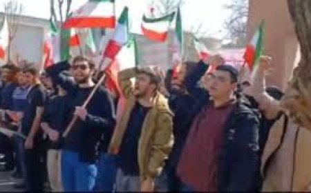 ഇറാനിൽ   വിദ്യാർഥികൾ പ്രക്ഷോഭവുമായി തെരുവിൽ; 'ഖമനേയിക്ക് എത്രയും വേ​ഗം മരണം സംഭവിക്കട്ടെ’ എന്ന് മുദ്രാവാക്യങ്ങൾ