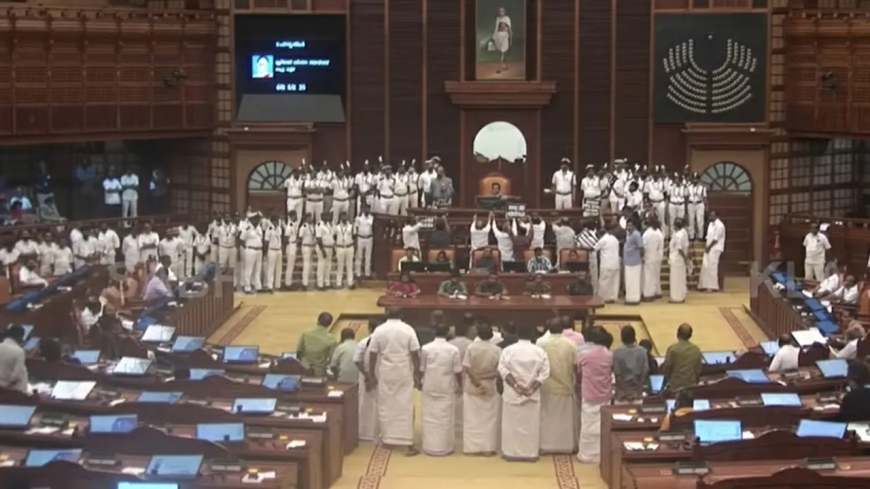 ശബരിമല സ്വര്‍ണക്കൊള്ള ഉന്നയിച്ച് നിയമസഭയില്‍ പ്രതിപക്ഷ പ്രതിഷേധം; സഭ താല്‍കാലികമായി നിര്‍ത്തിവച്ചു