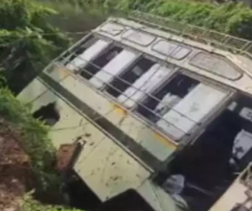 നെയ്യാറ്റിന്‍കരയില്‍ സ്‌കൂള്‍ ബസ് കനാലിലേക്ക് മറിഞ്ഞ് 15 കുട്ടികള്‍ക്ക് പരിക്ക്