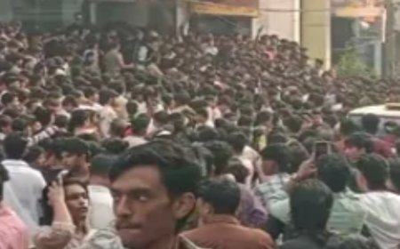 ഷൂ കട ഉദ്ഘാടനത്തിന് ഒരു രൂപക്ക്  ഓഫര്‍;  തടിച്ചുകൂടിയവരെ പോലീസ് അടിച്ചെന്ന് പരാതി