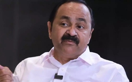 വി ഡി സതീശന്‍ നാമനിര്‍ദ്ദേശ പത്രിക സമര്‍പ്പിച്ചു; കെട്ടിവെക്കാനുള്ള പണം നല്‍കിയത് പ്ലാച്ചിമട സമരസമിതി