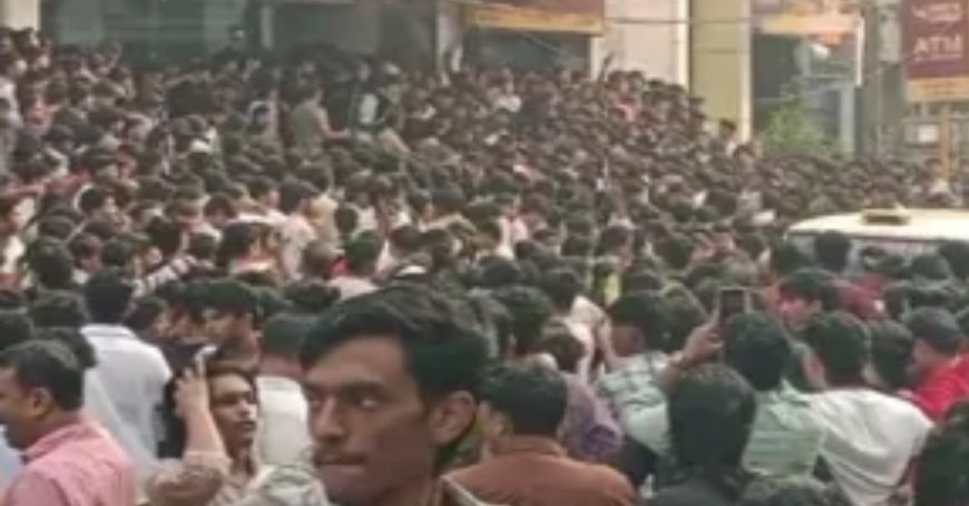 ഷൂ കട ഉദ്ഘാടനത്തിന് ഒരു രൂപക്ക്  ഓഫര്‍;  തടിച്ചുകൂടിയവരെ പോലീസ് അടിച്ചെന്ന് പരാതി