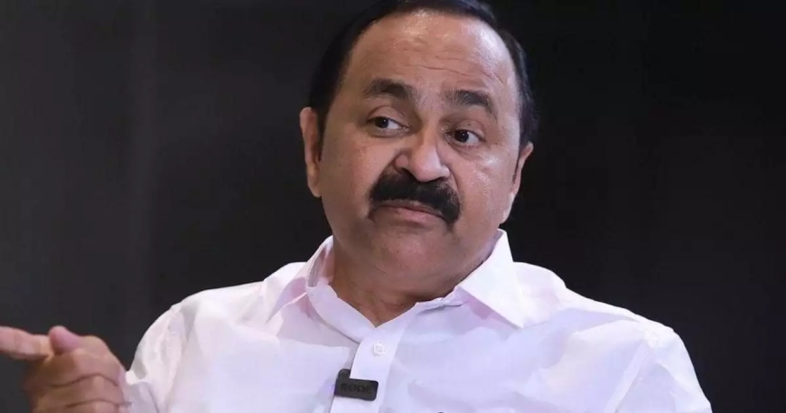 വി ഡി സതീശന്‍ നാമനിര്‍ദ്ദേശ പത്രിക സമര്‍പ്പിച്ചു; കെട്ടിവെക്കാനുള്ള പണം നല്‍കിയത് പ്ലാച്ചിമട സമരസമിതി