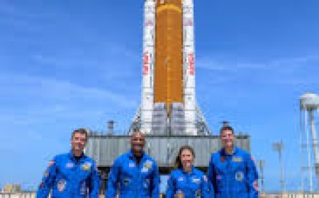 ആ‌ർട്ടെമിസ് 2 കുതിച്ചുയർന്നു:  54 വർഷങ്ങൾക്ക് ശേഷം മനുഷ്യൻ  വീണ്ടും ചന്ദ്രനിലേക്ക്