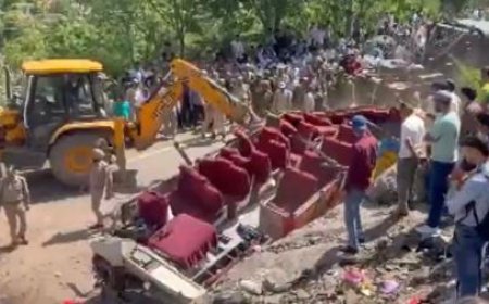 15 dead, 20 injured as bus rolls down hill in J&K's Udhampur