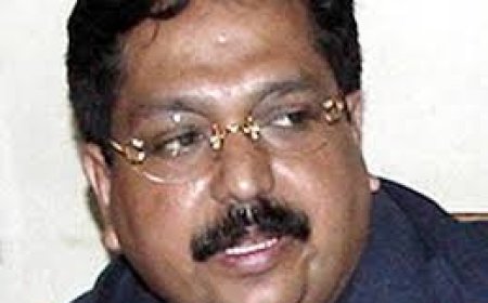 വിരമിച്ചിട്ടും കാറില്‍ ത്രീ സ്റ്റാര്‍ ബോര്‍ഡ്; ടോമിന്‍ തച്ചങ്കരിക്കെതിരെ അന്വേഷണത്തിന് നിര്‍ദേശം