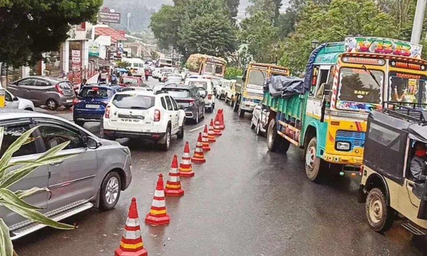 Tourist rush to Nilgiris triggers traffic congestion amid summer festival season