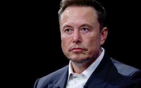 The wealthiest person on earth still reads every day